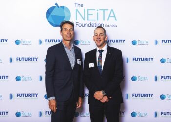 Principal Mr Warren Bull (right) with
Mr Anton Leschen, The Smith Family
General Manager, Victoria. Image: Paul Jeffers
