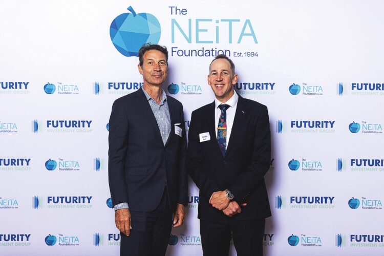 Principal Mr Warren Bull (right) with
Mr Anton Leschen, The Smith Family
General Manager, Victoria. Image: Paul Jeffers